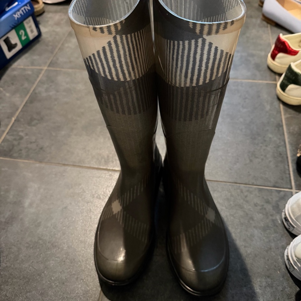 Burberry rain boots size 37